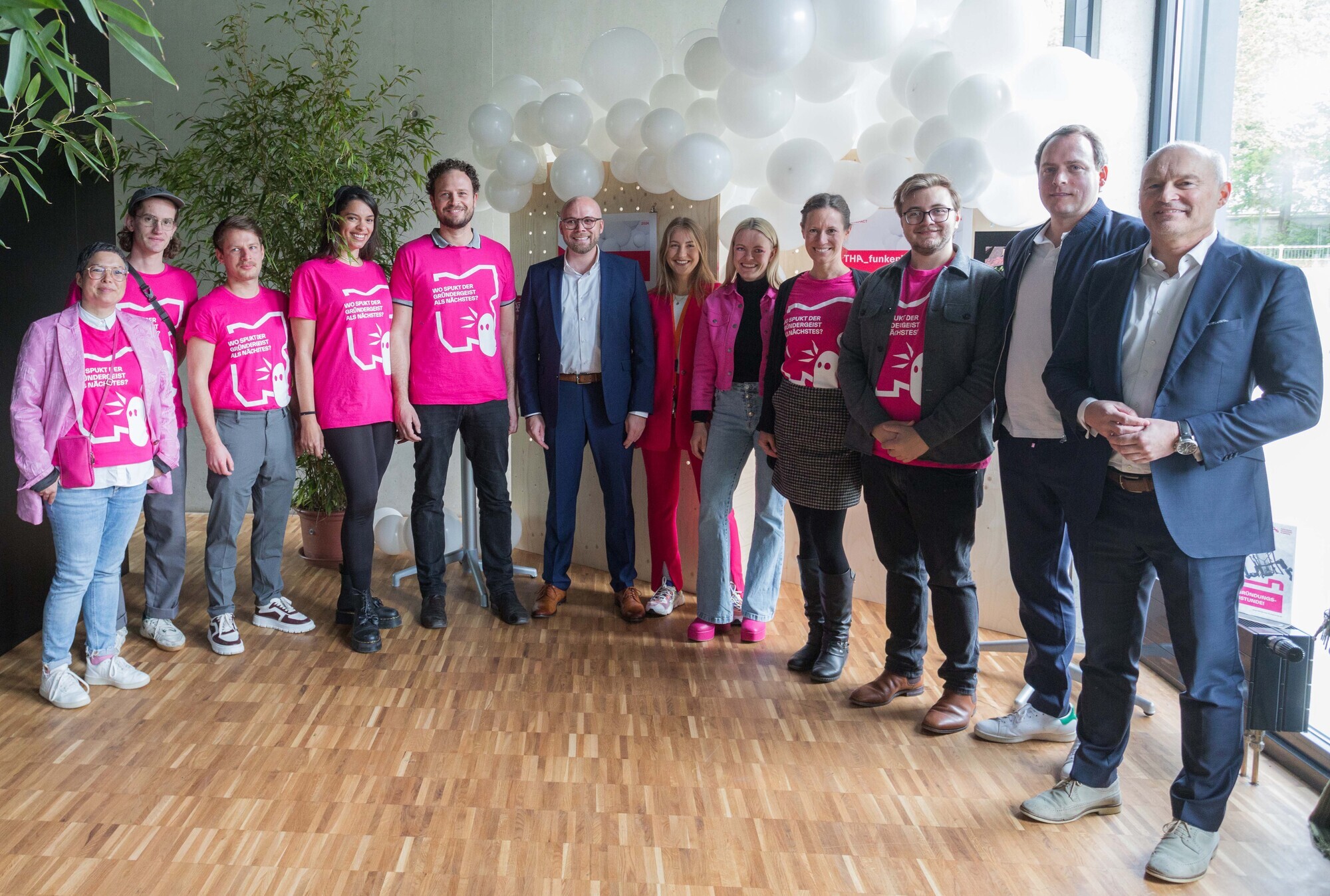 Staatminister Dr. Fabian Mehring (Mitte) mit dem Team der Start-up-Schmiede THA_funkenwerk und dem Präsidenten der Technischen H